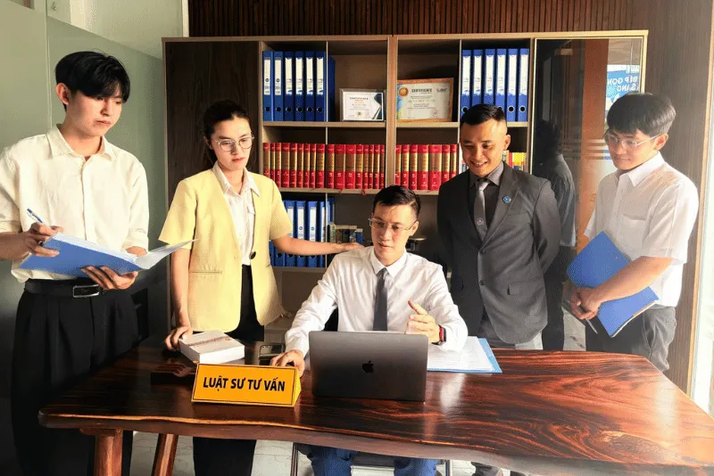 luật sư Trần Duy Huy và cộng sự của mình đang thảo luận về một vụ án trong văn phòng của anh ấy